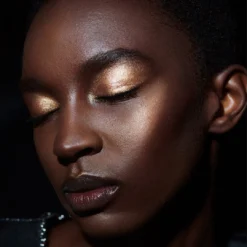 Extra/Ordinaire Skin Illuminator 22 Extra/Ordinaire Skin Illuminator -Fashion Makeup & Care 27 Rosiers Extra Ordinaire Look 1 Nicole Bronze 3 4c8d18d3 0d5e 4c3b 89b0 a6c0803959fc