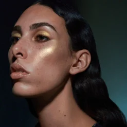 Extra/Ordinaire Skin Illuminator 16 Extra/Ordinaire Skin Illuminator -Fashion Makeup & Care 27 Rosiers Extra Ordinaire Look 1 Raya Gold 1 ac16dccf fdf1 4af8 a280 95dd4c44b41d