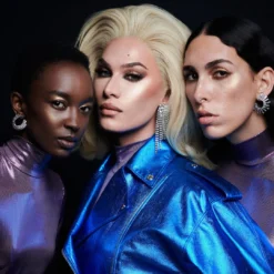 Extra/Ordinaire Skin Illuminator 26 Extra/Ordinaire Skin Illuminator -Fashion Makeup & Care 27 Rosiers Extra Ordinaire Look 2 Portrait Group bf34eeeb 9c1b 4e62 89d5 beb385c92bc7