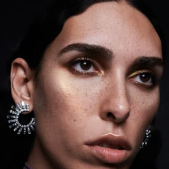 Extra/Ordinaire Skin Illuminator Full Spectrum Collection 33 Extra/Ordinaire Skin Illuminator Full Spectrum Collection -Fashion Makeup & Care 27 Rosiers Extra Ordinaire Look 2 Portrait Raya