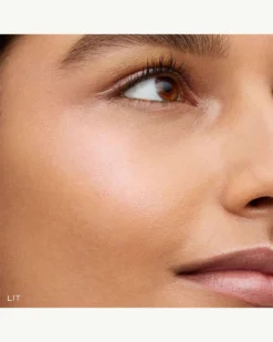 Lit Up Highlight Stick -Fashion Makeup & Care 810102030177 03 scaled