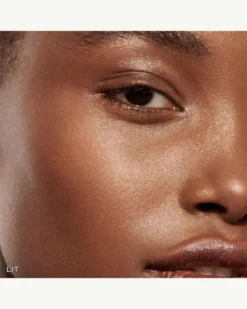 Lit Up Highlight Stick -Fashion Makeup & Care 810102030177 04 scaled