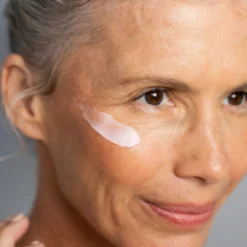 Crème De La Nuit Restorative Night Cream 19 Crème De La Nuit Restorative Night Cream -Fashion Makeup & Care CremeDeLaNuit Lifestyle4