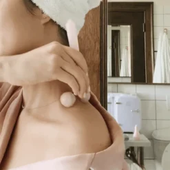 The Rose Quartz Tension Melting Massager For Face & Neck 9 The Rose Quartz Tension Melting Massager For Face & Neck -Fashion Makeup & Care FRRQ04inuseonneck resize