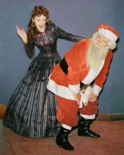 Dirty Santa Candle -Fashion Makeup & Care Heretic DirtySanta Candle Lifestyle 03 scaled