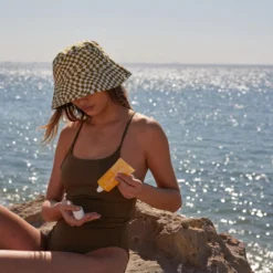 Daily Dew SPF 35 -Fashion Makeup & Care Kinfield Daily Dew Applying