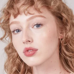 Tinted Face Oil 39 Tinted Face Oil -Fashion Makeup & Care Kosas2022 TFO 1 PDP 04 Hailey