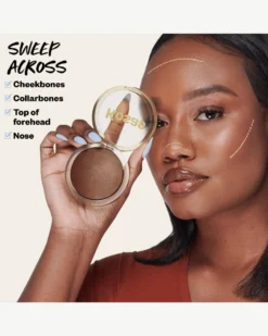 The Sun Show Glowy Warmth Bronzer 34 The Sun Show Glowy Warmth Bronzer -Fashion Makeup & Care Kosas2023 GlowI.V PDP 03 Paradise Application scaled
