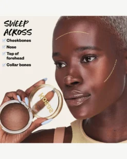 The Sun Show Glowy Warmth Bronzer 38 The Sun Show Glowy Warmth Bronzer -Fashion Makeup & Care Kosas2023 GlowI.V PDP 03 Tropic Application scaled