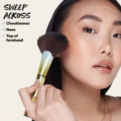 The Sun Show Glowy Warmth Bronzer 22 The Sun Show Glowy Warmth Bronzer -Fashion Makeup & Care Kosas2023 GlowI.V PDP 03 Waves Application