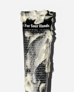 The Hand Retinol - Repair Treatment With 0.25% Pure Retinol + 5% AHA -Fashion Makeup & Care Necessaire HandRetinol Lifestyle 03 scaled