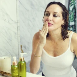 Nourishing Oil Cleanser -Fashion Makeup & Care NourishingOilCleanser Model 2400x3680px 300dpi