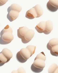 RMS Beauty Skin2Skin Beauty Sponge -Fashion Makeup & Care RMS Skin2SkinBeautySponge Lifestyle 08 scaled