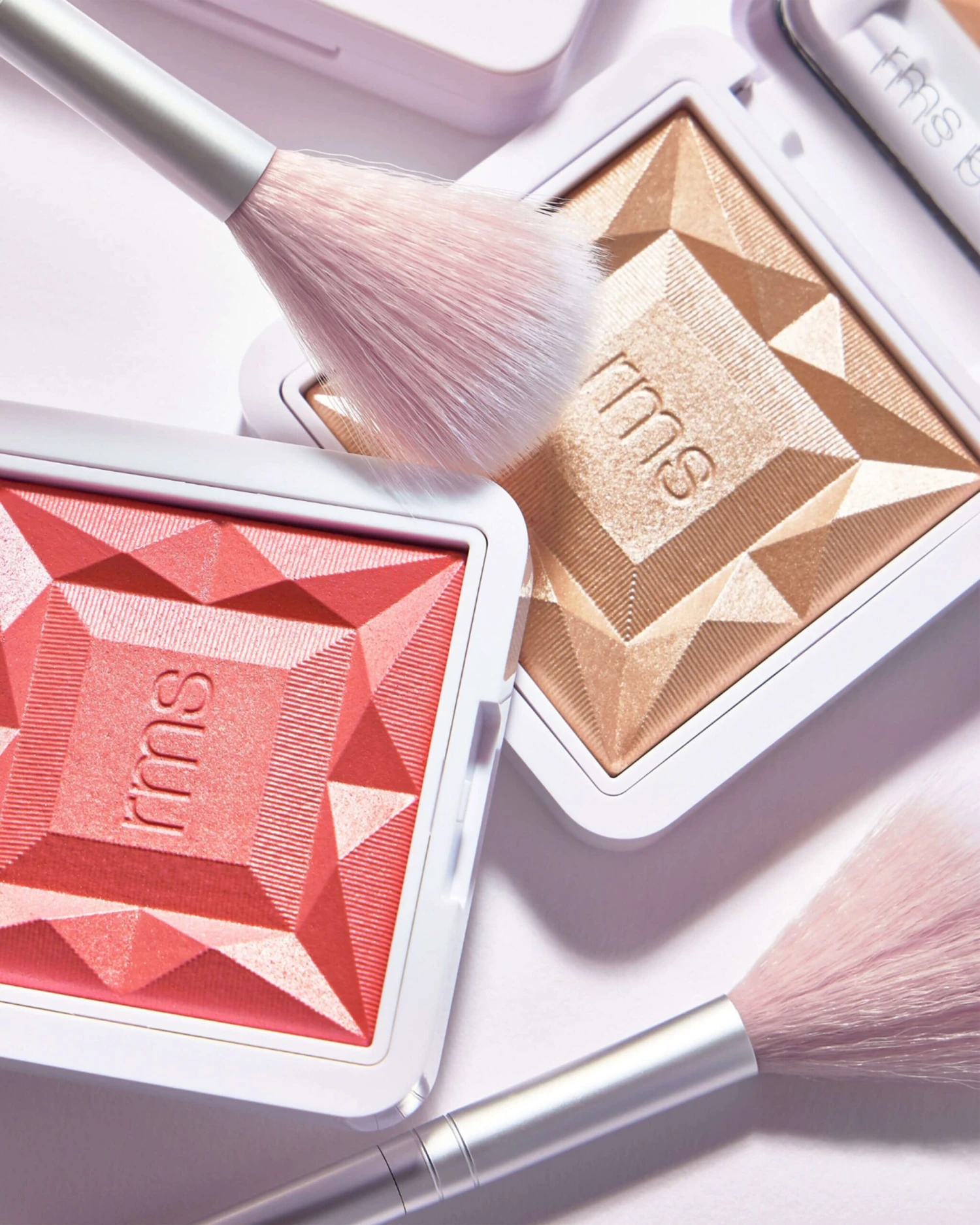 RMS Beauty Skin2Skin Classic Fan Brush 6 RMS Beauty Skin2Skin Classic Fan Brush - Image 6