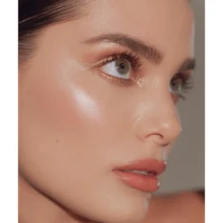 RÓGLOW Skin Stick Highlighter 16 RÓGLOW Skin Stick Highlighter -Fashion Makeup & Care ROGLOW Editorial 2000x2000 0000 49A2838