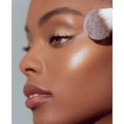 RÓGLOW Skin Stick Highlighter 19 RÓGLOW Skin Stick Highlighter -Fashion Makeup & Care ROGLOW Editorial 2000x2000 0002 49A2099