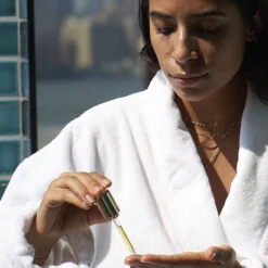 Retinoic Nutrient Face Oil 10 Retinoic Nutrient Face Oil -Fashion Makeup & Care RetinoicNutrientFaceOil Model 2400x3680px 300dpi