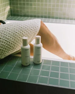 Shampoo 23 Shampoo -Fashion Makeup & Care Reverie Shampoo Lifestyle 11 scaled