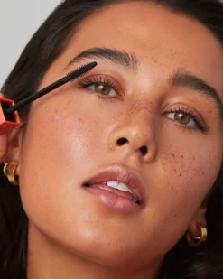 Peptide Lengthening Mascara 18 Peptide Lengthening Mascara -Fashion Makeup & Care SOSHE PeptideLengtheningMascara Model 05 scaled