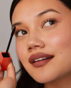 Peptide Lengthening Mascara 20 Peptide Lengthening Mascara -Fashion Makeup & Care SOSHE PeptideLengtheningMascara Model 07 scaled