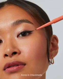 Precision Waterproof Eyeliner 28 Precision Waterproof Eyeliner -Fashion Makeup & Care SOSHE PrecisionEyeliner Model 05 Checkmate scaled