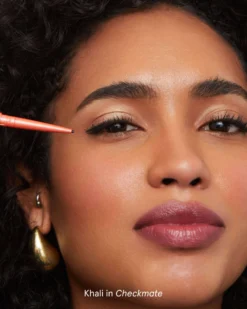 Precision Waterproof Eyeliner 34 Precision Waterproof Eyeliner -Fashion Makeup & Care SOSHE PrecisionEyeliner Model 07 Checkmate scaled