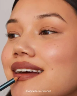 Soft Glide Lip Pencil -Fashion Makeup & Care SOSHE SoftGlideLipPencil Model 05 Candid scaled