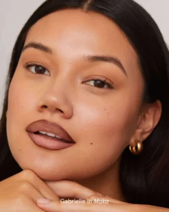 Soft Glide Lip Pencil -Fashion Makeup & Care SOSHE SoftGlideLipPencil Model 05 Moka scaled