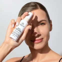 SPF 50 Flex-Perfecting™ Mineral Drops Tinted Sunscreen 28 SPF 50 Flex-Perfecting™ Mineral Drops Tinted Sunscreen -Fashion Makeup & Care SPF50Tinted model 01 lifestyle