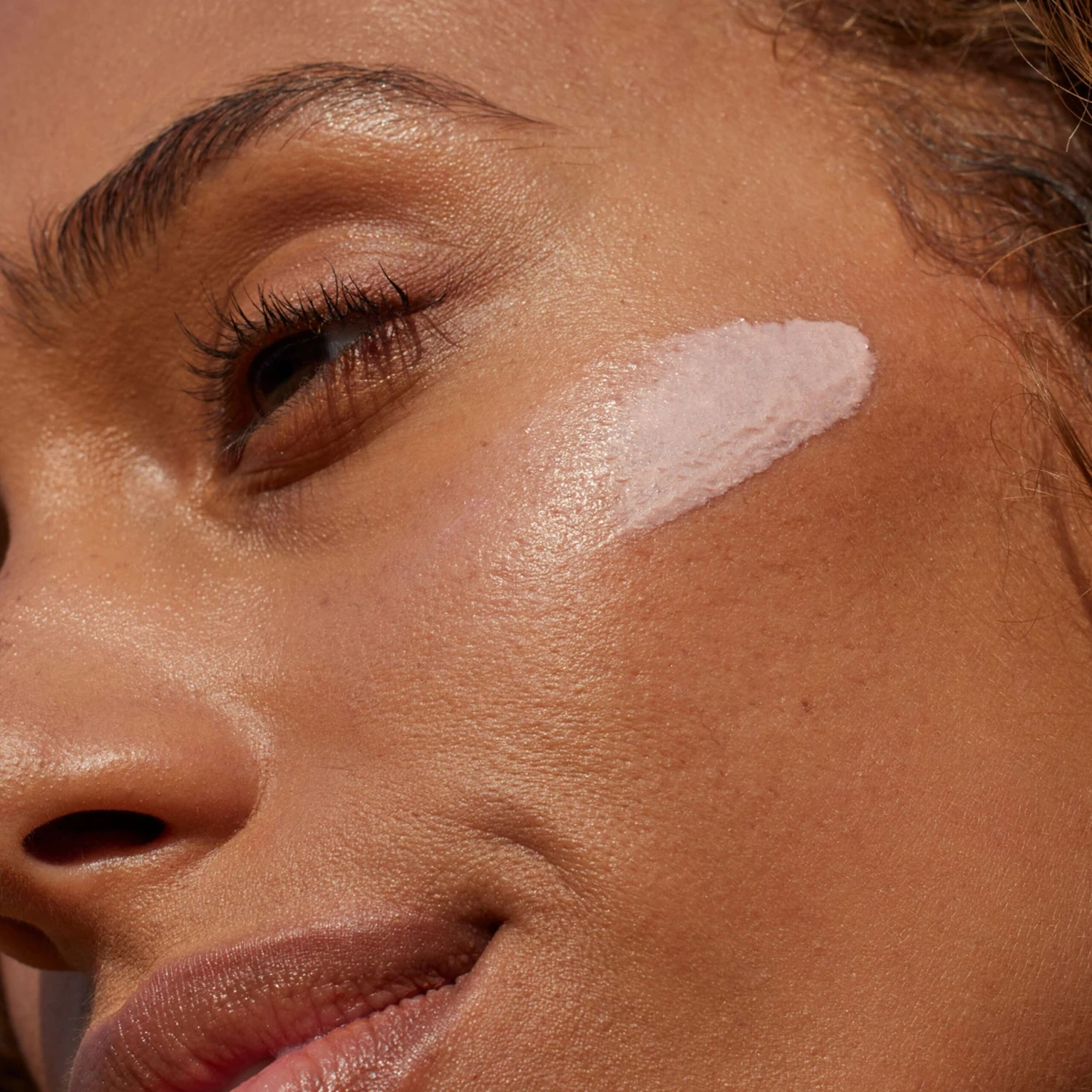 Sunglow SPF 35 Luminizing Sunscreen 4 Sunglow SPF 35 Luminizing Sunscreen - Image 4