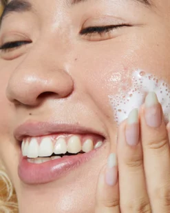 Refresh Papaya + Salicylic Acid Cleanser 13 Refresh Papaya + Salicylic Acid Cleanser -Fashion Makeup & Care ThreeShips RefreshCleanser Lifestyle 05 scaled