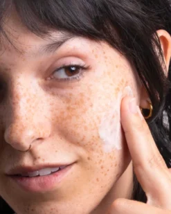 Superfruit Lactic + Multifruit 8% AHA Exfoliating Mask -Fashion Makeup & Care ThreeShips SuperfruitExfoliatingMask Lifestyle 06 scaled