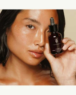 Glowy Bestsellers Starter Kit -Fashion Makeup & Care TrueBotanicals GlowyBestsellersKit Lifestyle 06 scaled