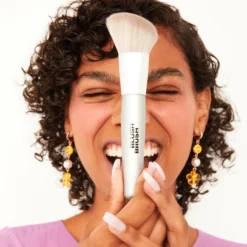 Youthforia Blush Brush -Fashion Makeup & Care YTH Credo 1080x1080 Lifestyle3 BlushBrush PDP4